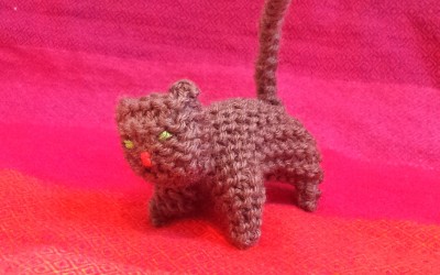 A little knitted cat you can make in a day